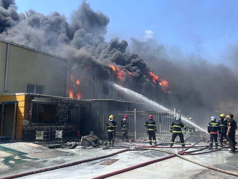 Boya zavodundakı yanğın söndürüldü - Video-Yenilənib