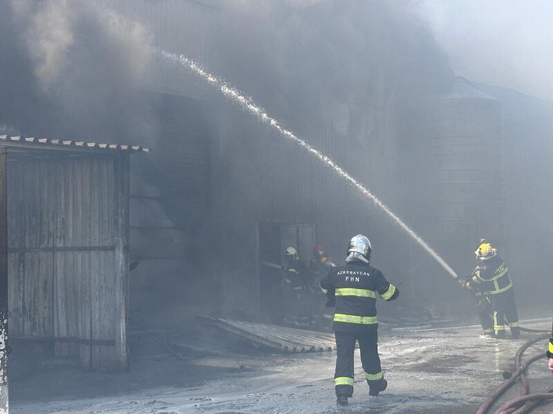 Boya zavodundakı yanğın söndürüldü - Video-Yenilənib