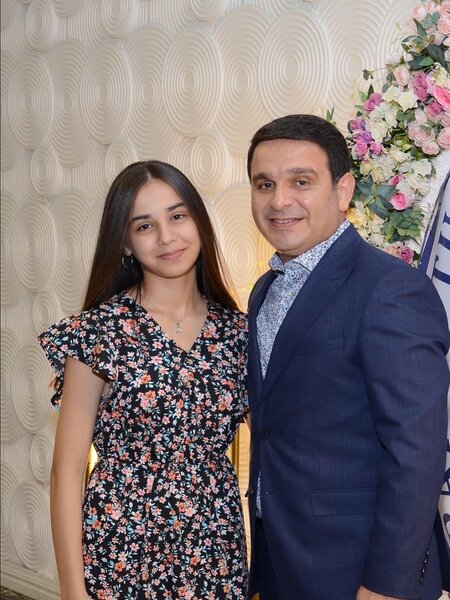 Qızı 620 bal toplayaraq tələbə oldu - Foto