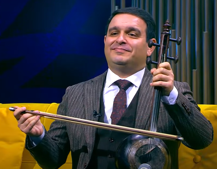 Qızı 620 bal toplayaraq tələbə oldu - Foto