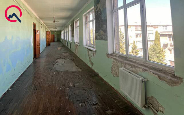 "Məktəbin sanitar qovşağını böyüdüb sinif otağı yaradıblar" - Video-Rəsmi açıqlama