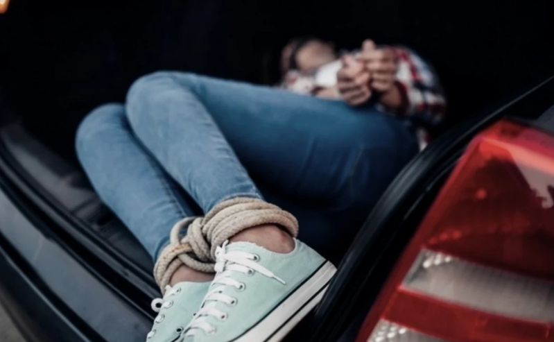 Zaqatalada ADAM OĞURLUĞU: Prokurorluğun qarşısından qızı zorla qaçırdılar