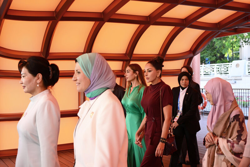 Mehriban Əliyeva liderlərin xanımları ilə gəmi gəzintisində - Fotolar