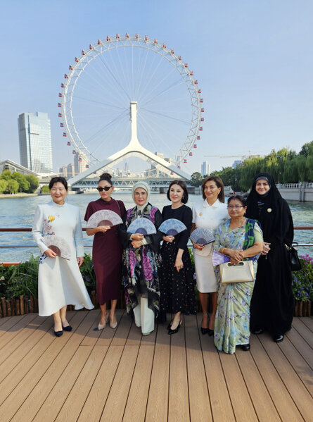 Mehriban Əliyeva liderlərin xanımları ilə gəmi gəzintisində - Fotolar