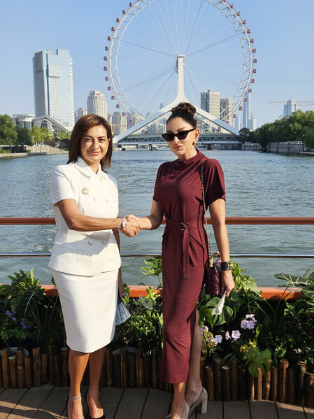 Mehriban Əliyeva liderlərin xanımları ilə gəmi gəzintisində - Fotolar