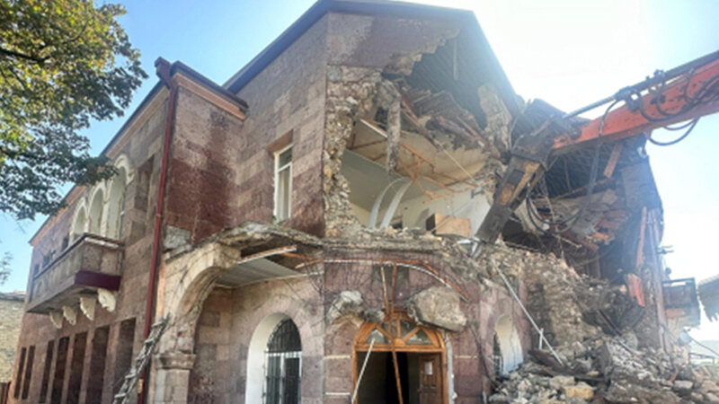 Xankəndidə qondarma rejimin "XİN"inin binası sökülür - VİDEO