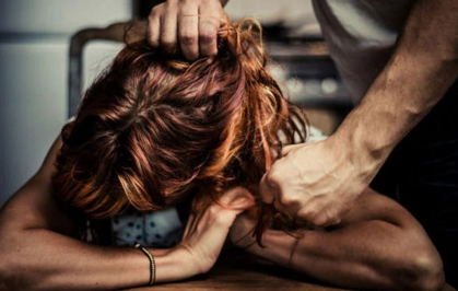 Naxçıvanda orta məktəb müəllimi keçmiş arvadının qollarını doğradı