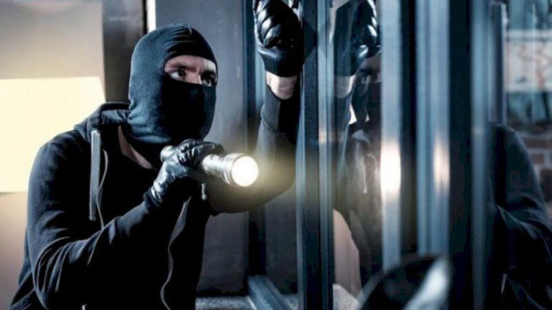 Əmisi oğlundan borc istədi, evdə olmadığını bilib oğurluğa getdi