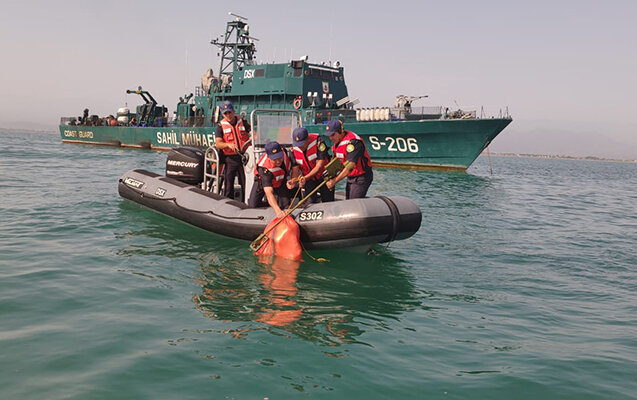 Xəzərdə narkotik daşıyıcılarının qayığına atəş açıldı, yanğın baş verdi - Video