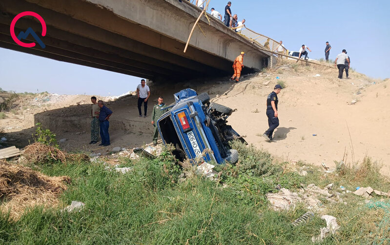 Maşın körpüdən aşdı, hərbçi olan sürücü öldü - Fotolar