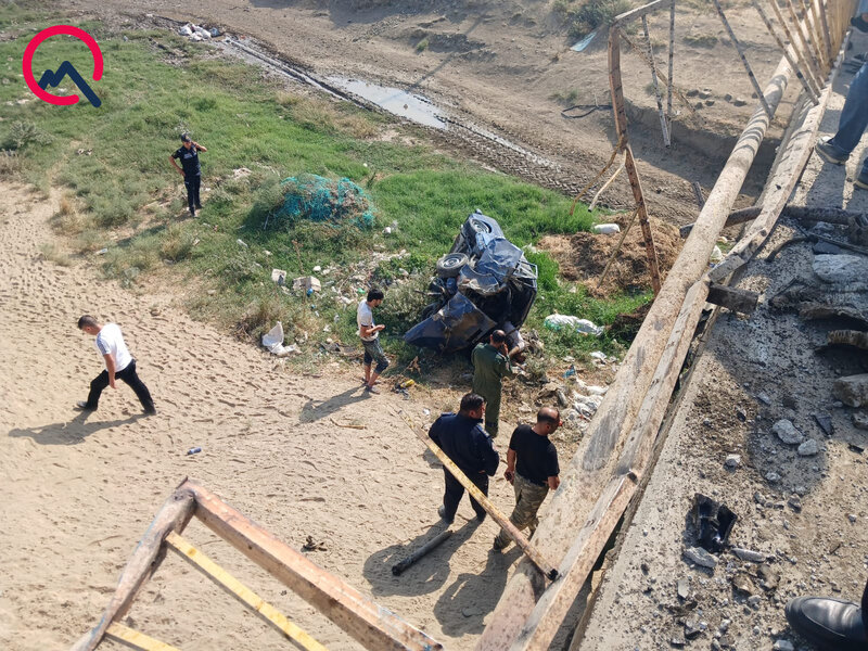 Maşın körpüdən aşdı, hərbçi olan sürücü öldü - Fotolar