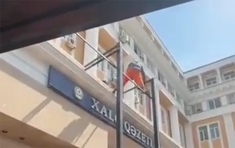 Bakıda memarlıq abidəsinə zərər verən konstruksiya sökülür - Video