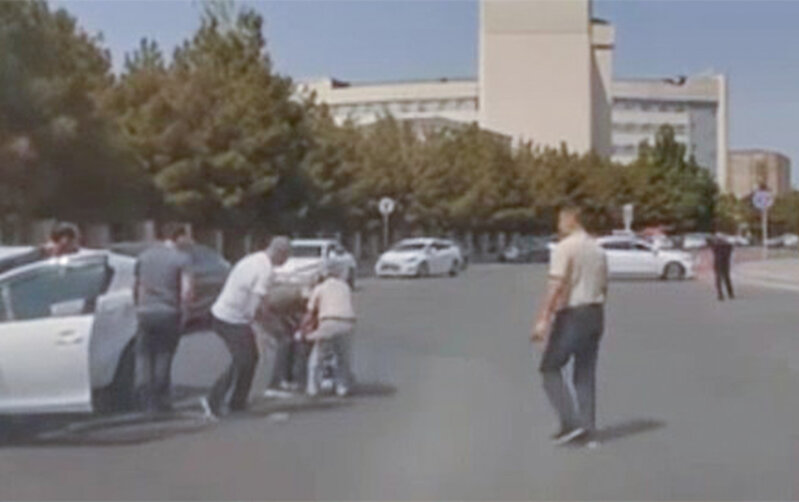 Maşınla vurulan qadın yolun ortasında qaldı, sürücünü döydü (VİDEO)