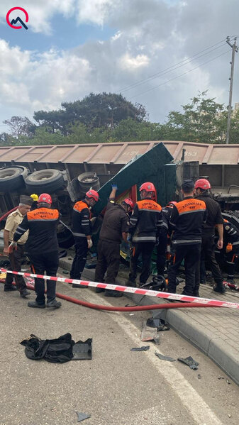 Bakıda "KamAZ" avtomobilin üzərinə aşdı - Ölənlər var-Yenilənib