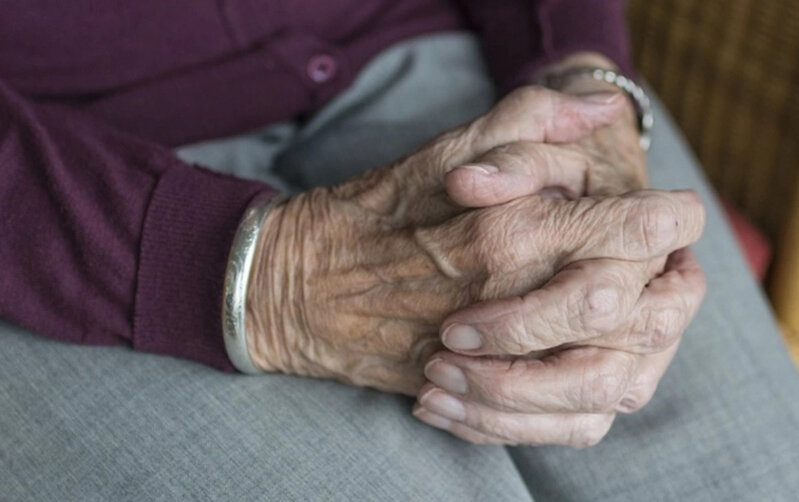 90 yaşlı qadın pilləkəndən yıxılaraq öldü