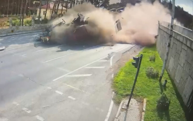 "KamAZ"ın maşının üstünə aşdığı an - Foto