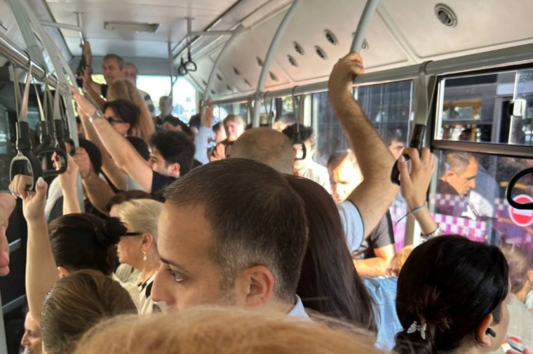 Bakıda avtobusda kondisioner işləmədiyi üçün sərnişinin ürəyi getdi - AÇIQLAMA