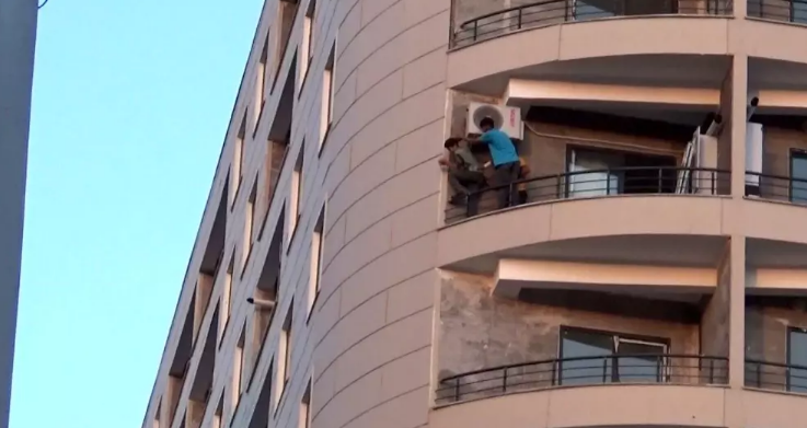 Uşaqlar təhlükəli şəkildə kondisioneri təmir etdilər - VİDEO