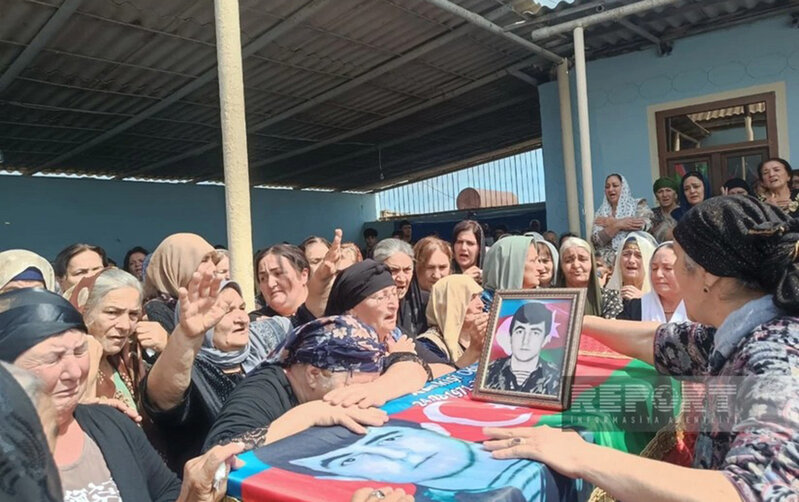 İtkin düşən şəhidlərimiz dəfn olunur - Fotolar - Yenilənir