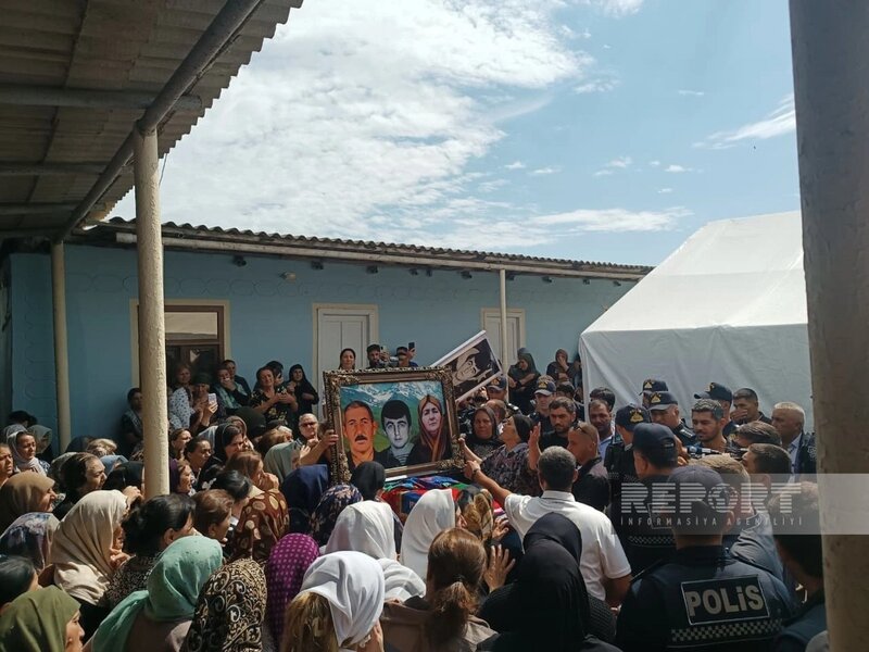 İtkin düşən şəhidlərimiz dəfn olunur - Fotolar - Yenilənir