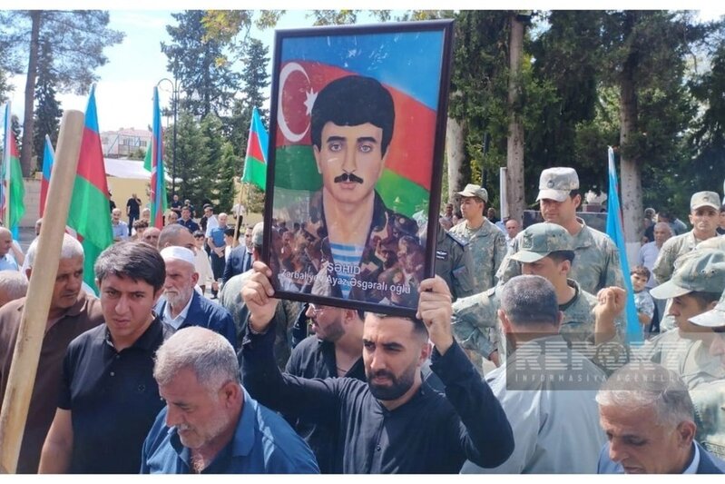 İtkin düşən şəhidlərimiz dəfn olunur - Fotolar - Yenilənir