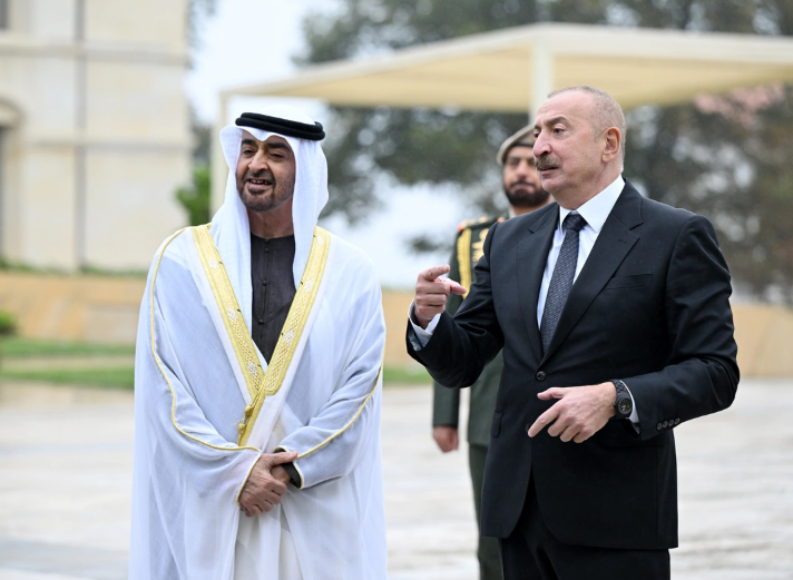 Azərbaycan və BƏƏ prezidentləri Şuşada güllələnmiş heykəllərə baxıblar