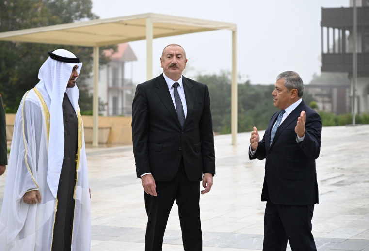 Azərbaycan və BƏƏ prezidentləri Şuşada güllələnmiş heykəllərə baxıblar