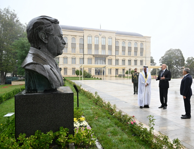 Azərbaycan və BƏƏ prezidentləri Şuşada güllələnmiş heykəllərə baxıblar