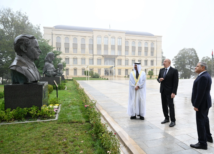 Azərbaycan və BƏƏ prezidentləri Şuşada güllələnmiş heykəllərə baxıblar