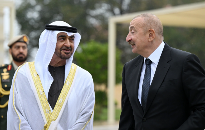 Azərbaycan və BƏƏ prezidentləri Şuşada güllələnmiş heykəllərə baxıblar