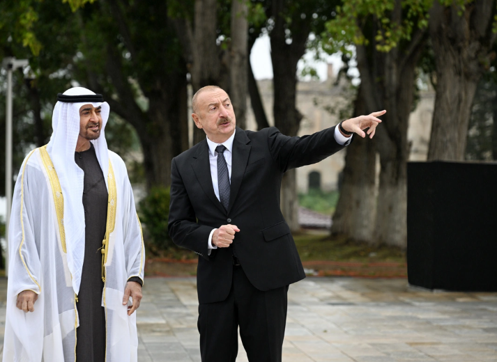 Azərbaycan və BƏƏ prezidentləri Şuşada güllələnmiş heykəllərə baxıblar