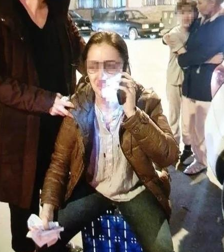 Ərini başqasıyla birlikdə zənn etdi, günahsız qadını döydü - FOTO