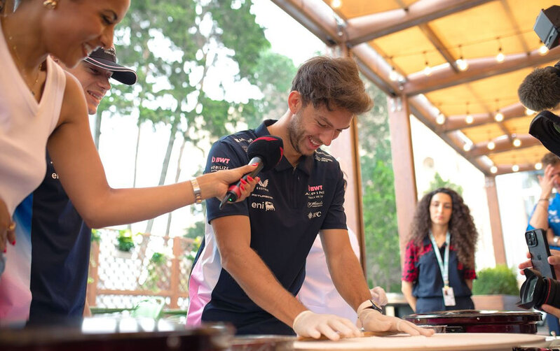 Formula 1 pilotları qutab bişirdi - Video