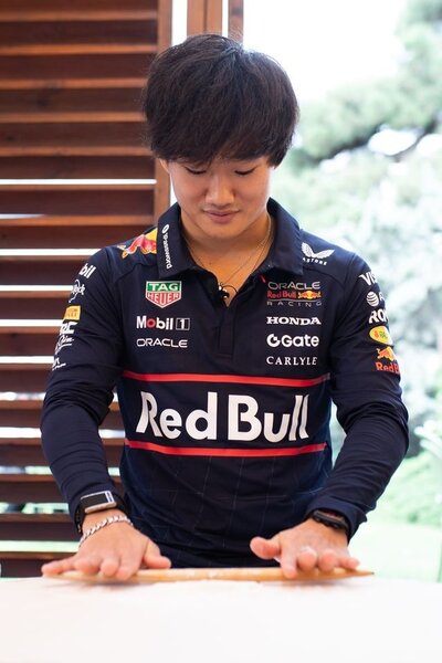 Formula 1 pilotları qutab bişirdi - Video