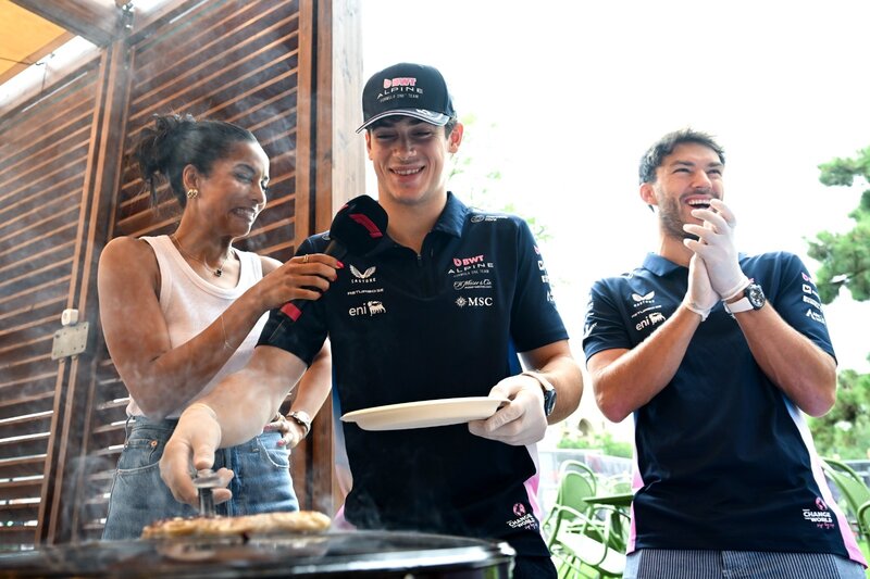 Formula 1 pilotları qutab bişirdi - Video