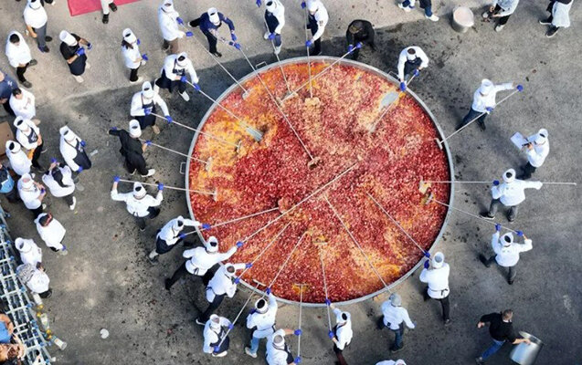 2 tonluq kolbasalı yumurta "Ginnesin Rekordlar Kitabı"na düşdü - Fotolar