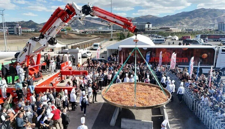 2 tonluq kolbasalı yumurta "Ginnesin Rekordlar Kitabı"na düşdü - Fotolar