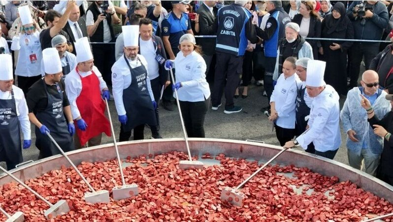 2 tonluq kolbasalı yumurta "Ginnesin Rekordlar Kitabı"na düşdü - Fotolar