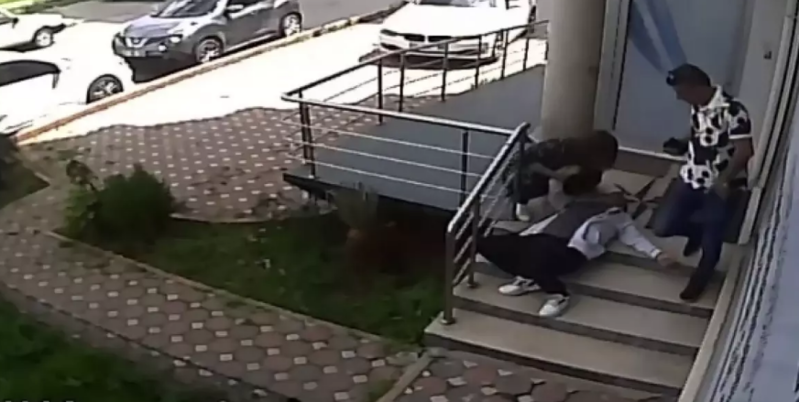 Bank müdiri ürək tutması keçirdi - VİDEO