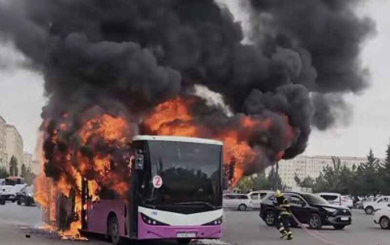 Sumqayıtda marşrut avtobusu yandı - Video - Yenilənib
