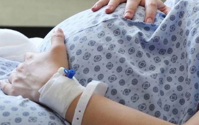 Xəstəxanaya aparılan hamilə qadın öldü