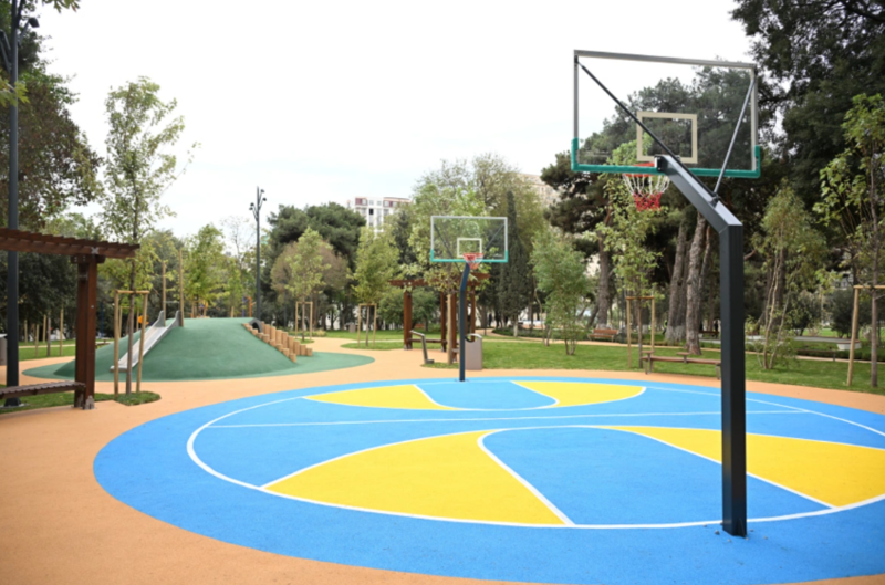 İlham Əliyev və Mehriban Əliyeva Bakının Nərimanov rayonunda salınan yeni parkın açılışında iştirak ediblər