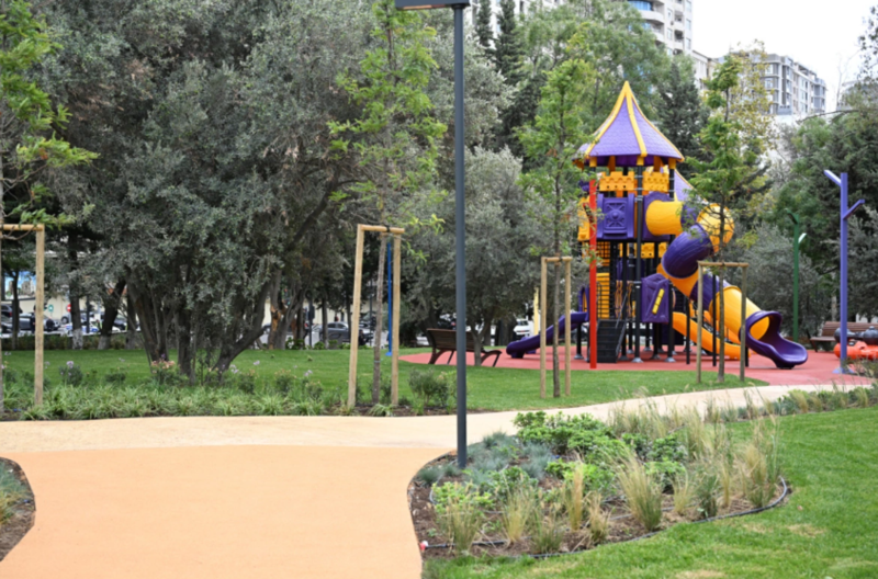 İlham Əliyev və Mehriban Əliyeva Bakının Nərimanov rayonunda salınan yeni parkın açılışında iştirak ediblər