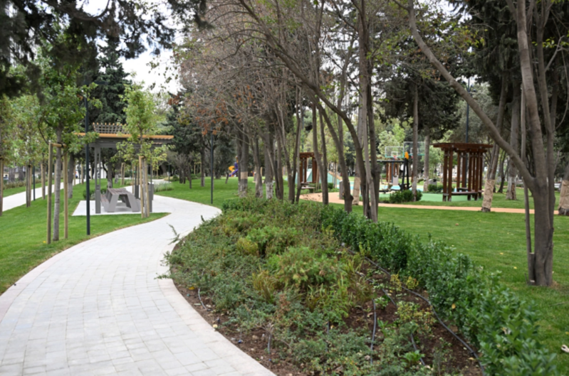 İlham Əliyev və Mehriban Əliyeva Bakının Nərimanov rayonunda salınan yeni parkın açılışında iştirak ediblər