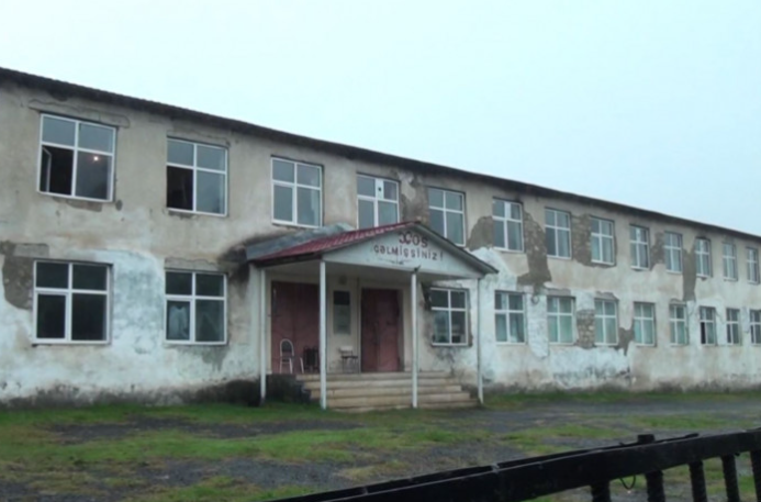 Bu məktəbdə birinci və ikinci siniflər birlikdə dərs keçirlər - Video