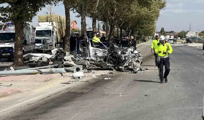 Ağır yol qəzası baş verdi, avtomobil ikiyə bölündü: 1 ölü, 1 yaralı var