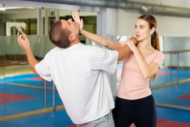 Tovuzda bacı qardaşını döydü, dişlərini qırdı