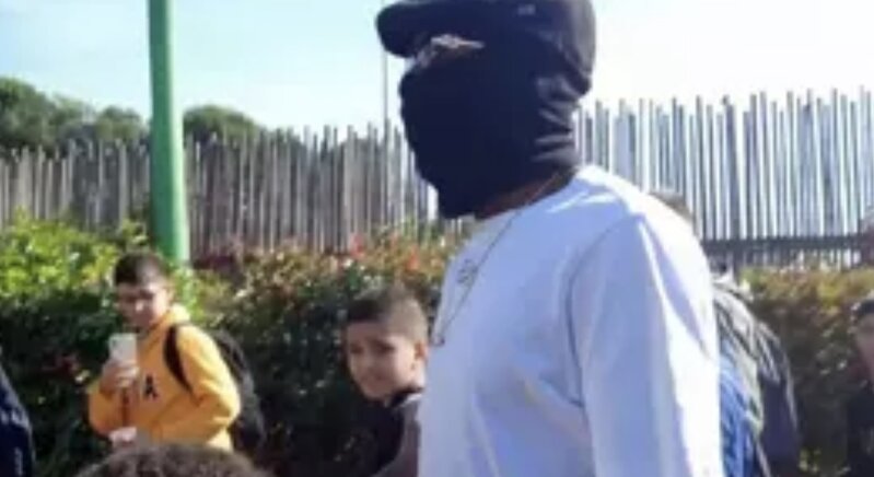 Məşhur futbolçu ailəsi ilə parkda görüntüləndi – gizlənmək üçün üzünə şərf bağladı