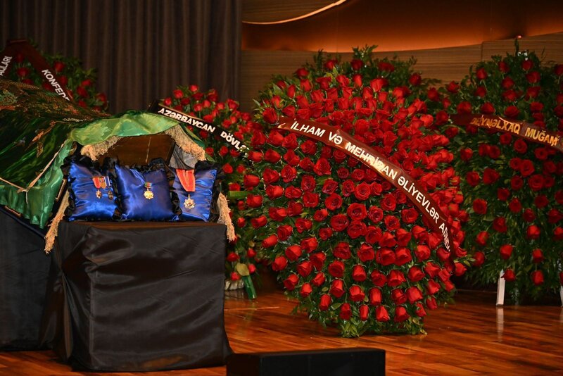 Prezidentlə xanımı vida mərasiminə əklil göndərdi - Foto