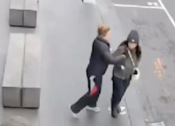 Gənc qadın işə gedərkən naməlum şəxs tərəfindən bıçaqlandı